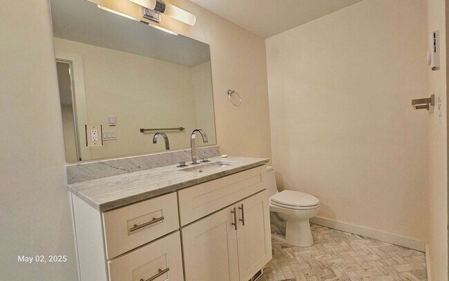 Building Photo - 3 Bed, 2 Bath Apartment Newly Remodel in P...