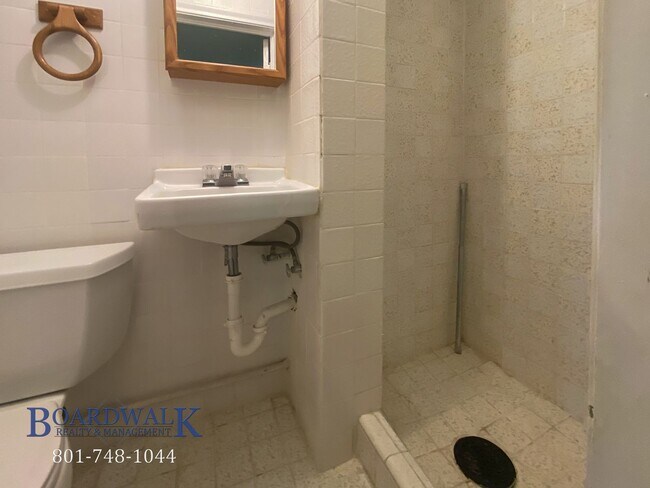 Building Photo - Charming 3 Bed 2 Bath Home in Holladay wit...