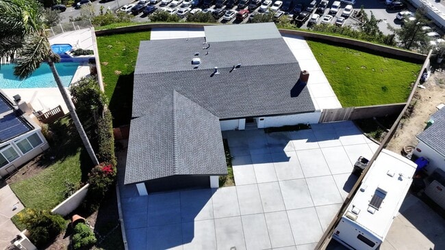 Building Photo - Freshly remodeled, 4 bedroom 2 bath house ...