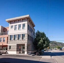 Building Photo - Fully furnished townhome