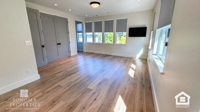 Building Photo - 3bd/2ba Retreat in the Heart of Sonoma Wine County - Modern Top Floor Duplex