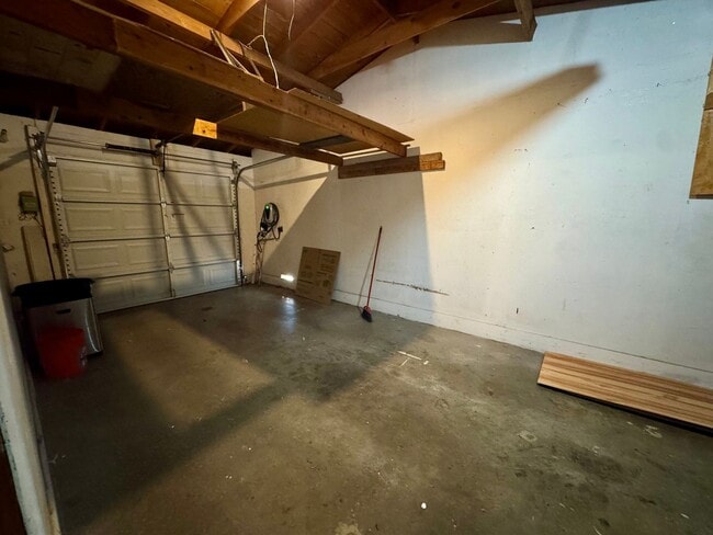 Building Photo - Spacious NE Heights Home