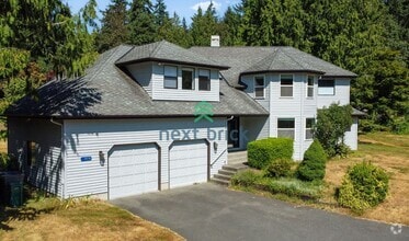 Building Photo - 4 Bed 2.5 Bath Custom Built Single-family ...
