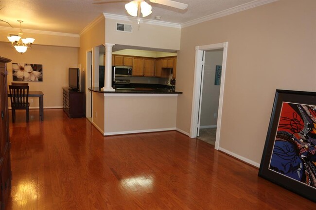 Building Photo - 2255 Braeswood Park Dr