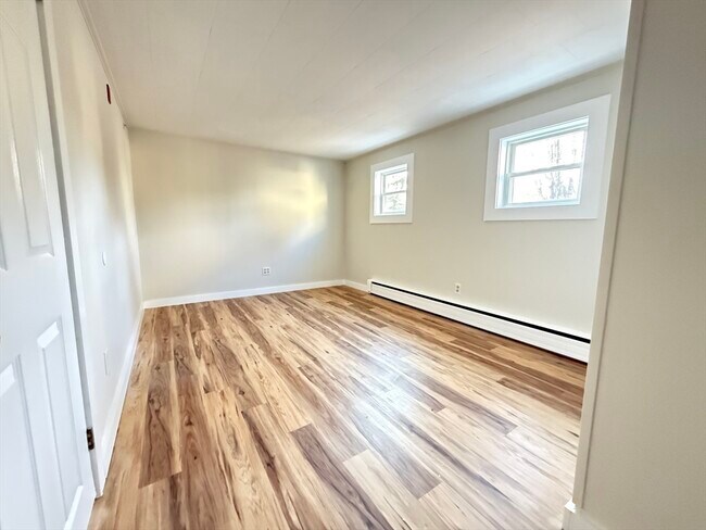 Building Photo - 866 Center St