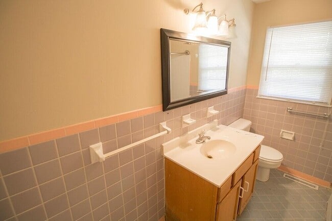 Building Photo - 2309 Highland Dr