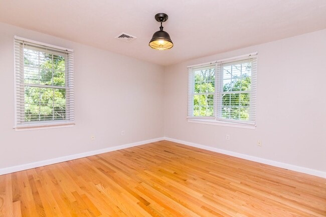 Building Photo - 24 Longshank Cir