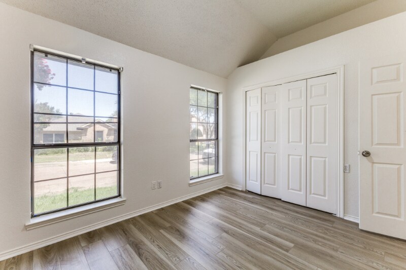 Building Photo - 917 Haverstraw Pl