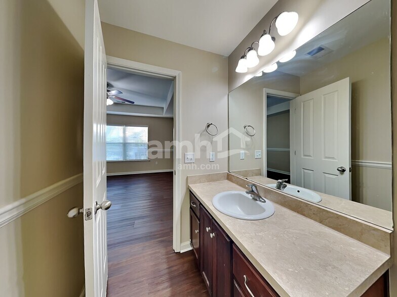 Building Photo - 60 Summer Hill Way