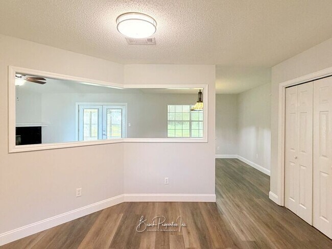 Building Photo - 2520 Southern Oaks Dr
