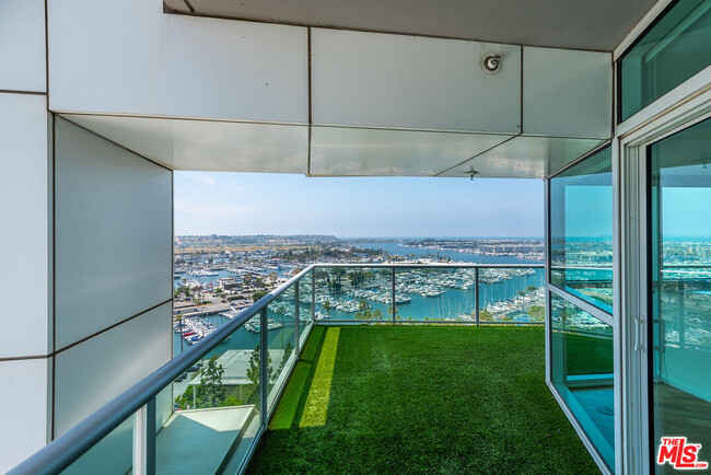 Building Photo - 13600 Marina Pointe Dr