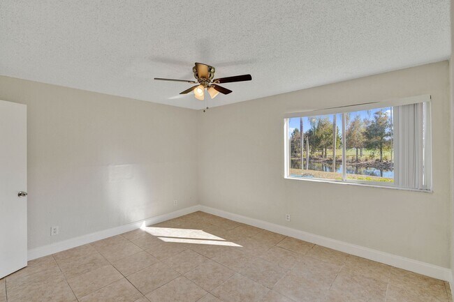 Building Photo - Remodeled 2 Bedroom / 2 Bathroom Condo with Lake View – Great Location