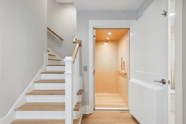 Building Photo - NEW HIGH END OFF-SEASON RENTAL NOW AVAILABLE