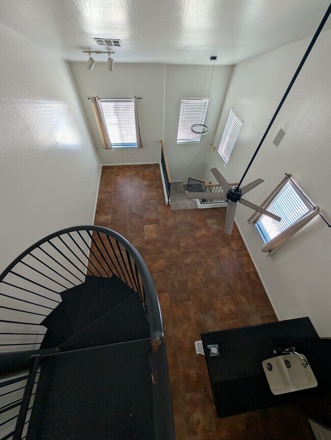 Building Photo - Tramonto Townhome - Tri-level