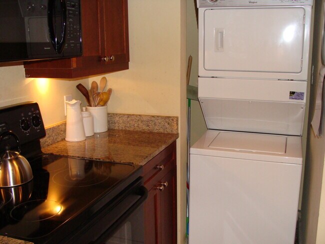 Building Photo - 3 bedroom 2 bath furnished condo