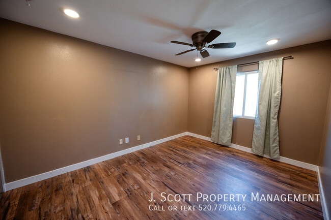 Building Photo - 3508 E Gelding Dr