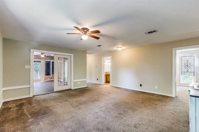 Building Photo - 1005 Center Cir