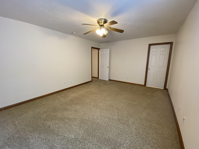 Building Photo - 5355 Midway Dr