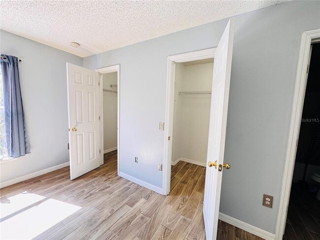 Building Photo - 2050 Corner Glen Dr