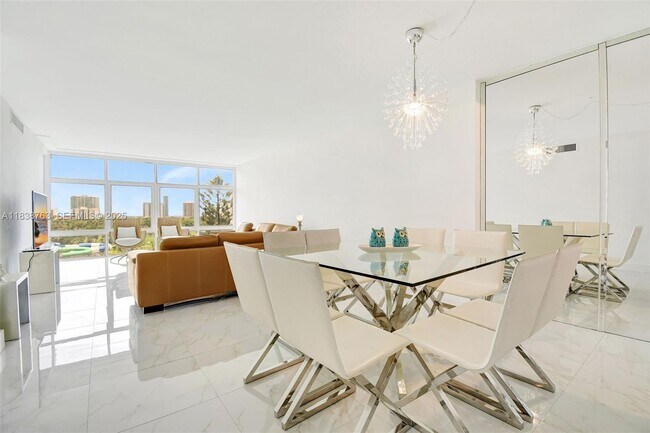 Building Photo - 20100 W Country Club Dr