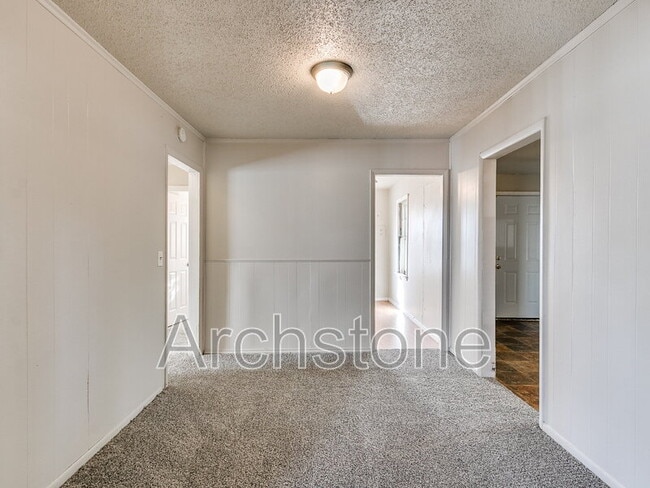 Building Photo - 527 E Boeing Dr