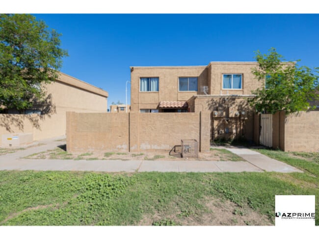 Building Photo - Charming 2/1 Phoenix Townhouse - Cozy, Con...