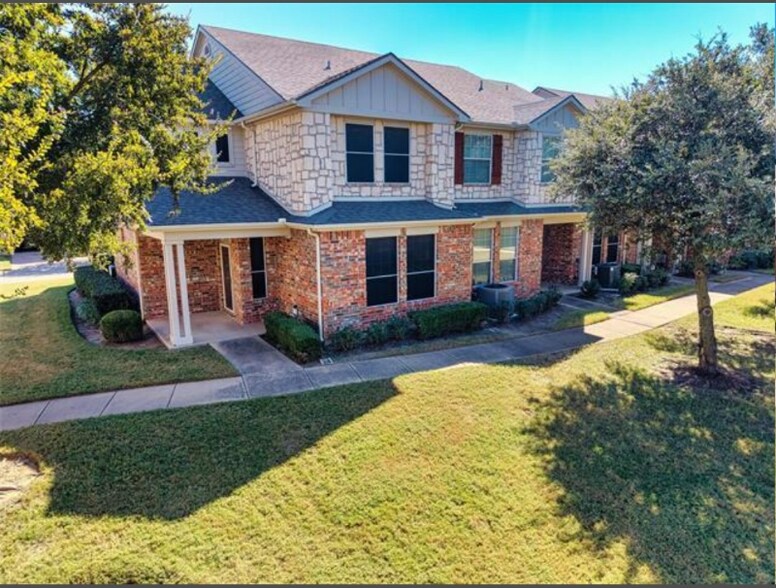 Building Photo - 2725 Hyde Park Dr