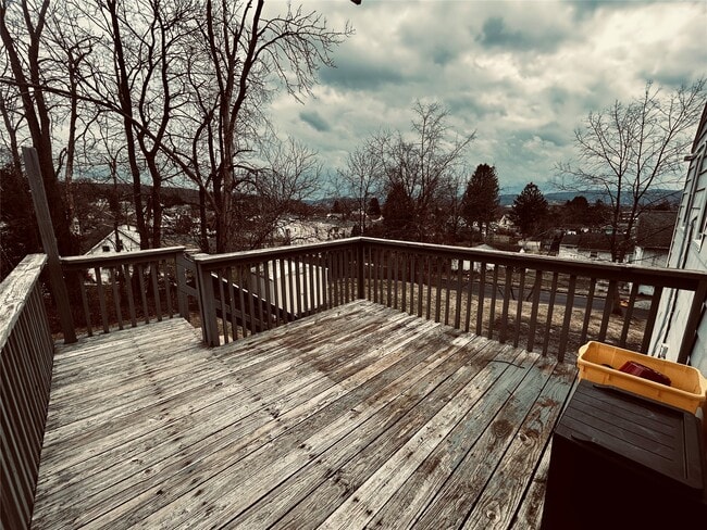 Building Photo - 98 Richard St