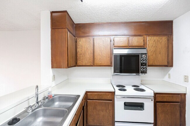 Building Photo - Amazing Opportunity to Rent this well Main...