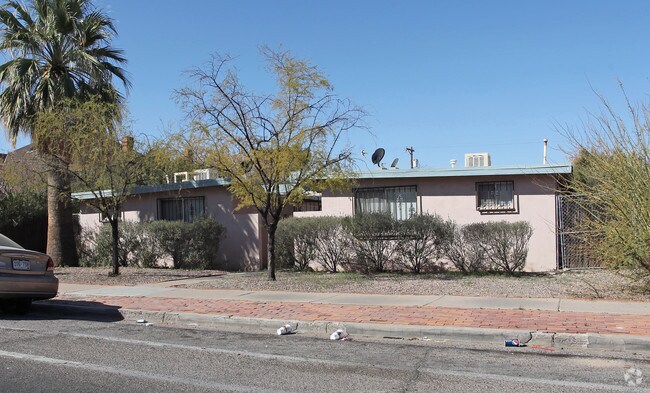 Primary Photo - La Clarita Apartments
