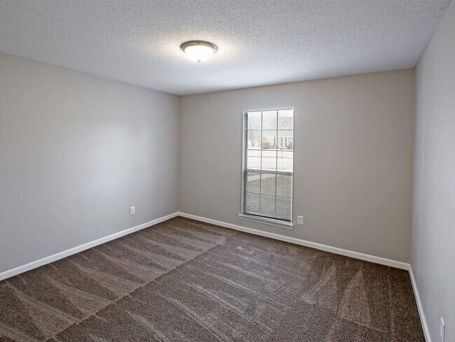 Building Photo - Charming 6 bed, 3 bath home on corner lot between S. Germantown and Hacks Cross.