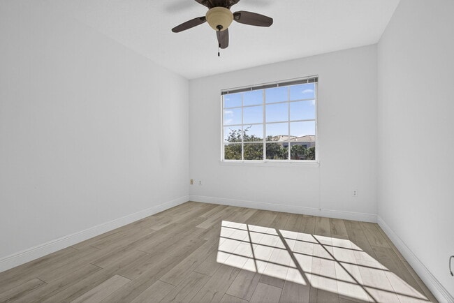 Building Photo - 5301 Myrtlewood Cir E