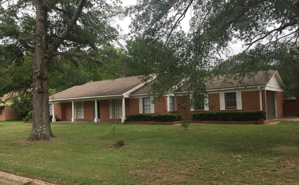 Building Photo - 311 Linden Cir