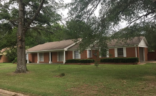 Building Photo - 311 Linden Cir