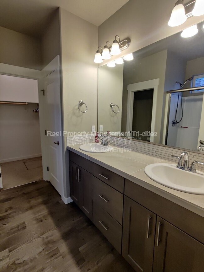 Building Photo - 8817 Grandview Dr