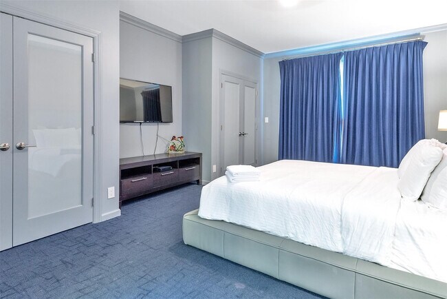 Building Photo - 3050 NE 43rd St