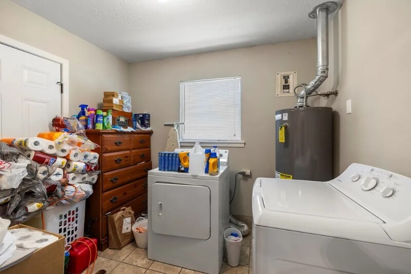 Building Photo - 211 Meadowbrook Dr