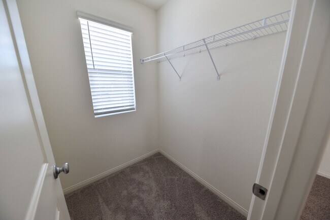 Building Photo - 5 Bed 3 1/2 Bath,  Beautiful home in gated community!