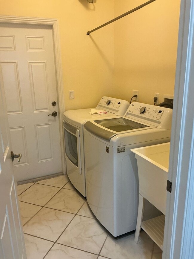 Building Photo - Pool home 4/3/2  Located East of US One  for Rent