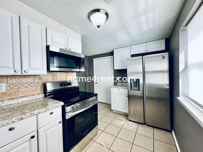 Building Photo - Updated 3 Bed, 2 Bath Ranch Home near Downtown Olathe!