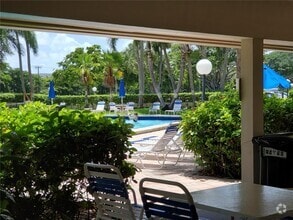Building Photo - 2901 S Palm Aire Dr