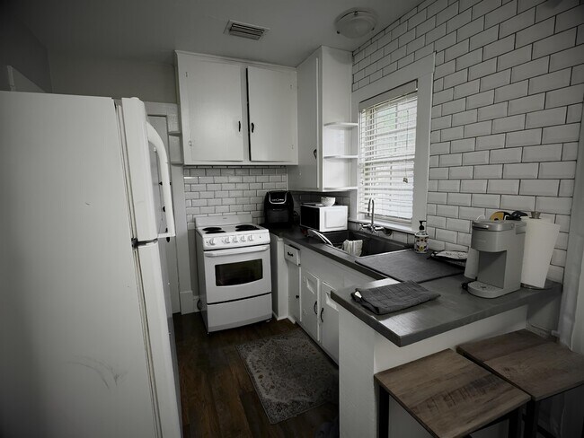 Building Photo - 317 De Soto St