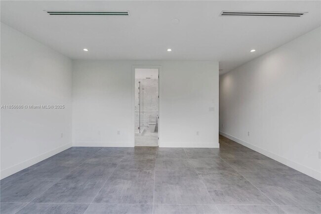 Building Photo - 2842 SW 32nd Ct