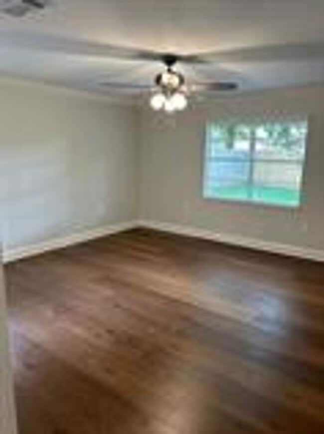 Building Photo - Spacious 3 bed/2 bath rental - Available early June!