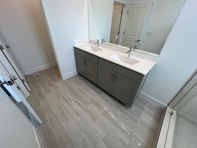 Building Photo - 109 SW 170th Ave