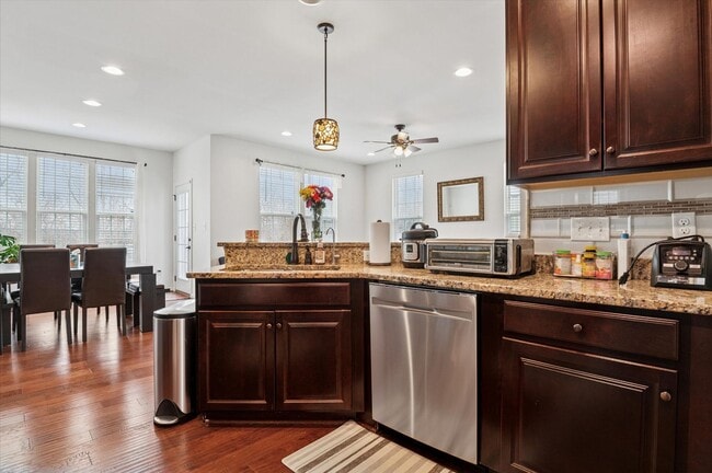 Building Photo - Stunning Town Home in Pike Creek