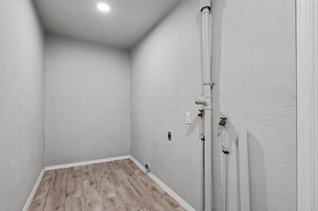 Building Photo - 537 SW 45th St