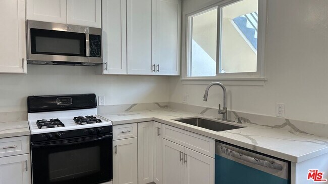 Building Photo - 517 S Kenmore Ave