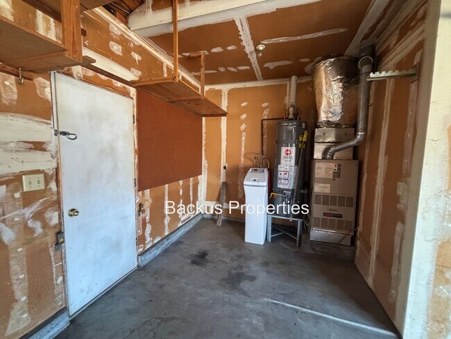 Building Photo - Wonderful three bedroom home in South Salinas