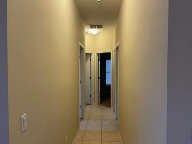 Building Photo - Spacious 4/2 in a Great Community!